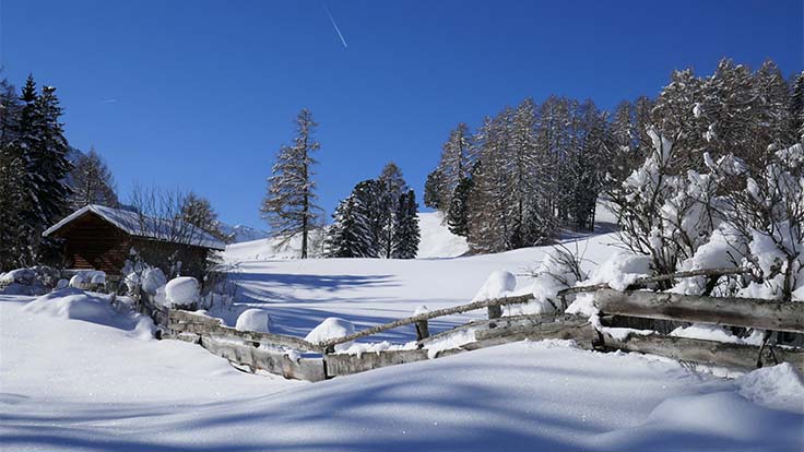Baita nella neve sulle Dolomiti