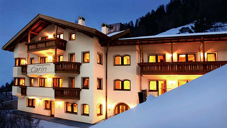 Residence Carin im Winter bei Nacht