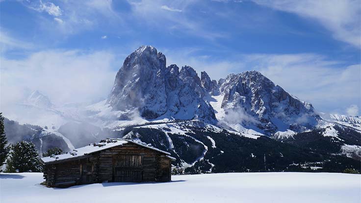 Baita nella neve sul Seceda
